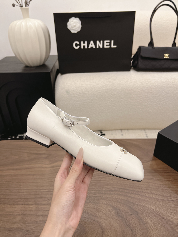 最高級シャネルスーパーコピー CHANEL 【シャネル】マリージェーン フラット シューズ スクエアトゥ ワンストラップ バックル CC ロゴ オフホワイト シャネル バレリーナ ラムスキン - 画像 (5)