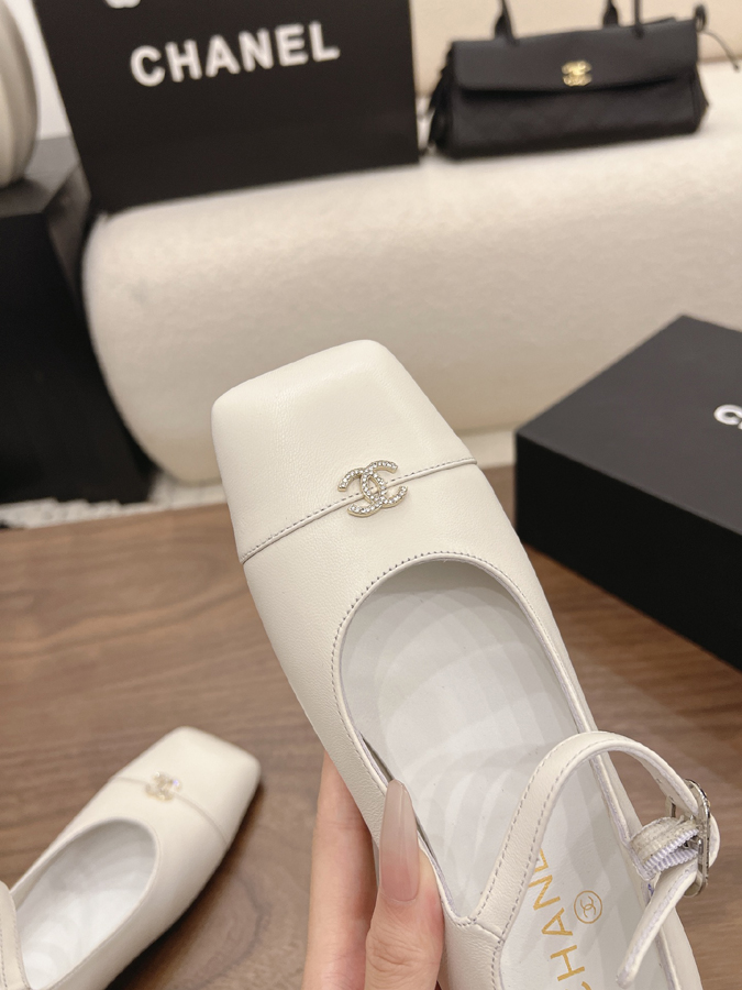 最高級シャネルスーパーコピー CHANEL 【シャネル】マリージェーン フラット シューズ スクエアトゥ ワンストラップ バックル CC ロゴ オフホワイト シャネル バレリーナ ラムスキン - 画像 (6)