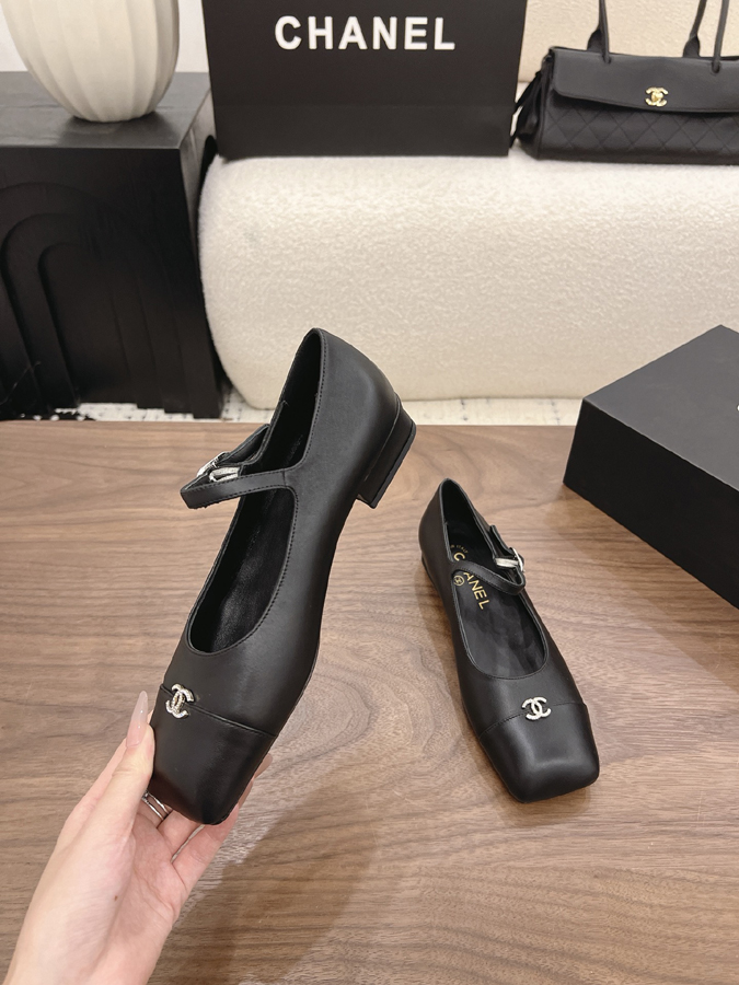 最高級シャネルスーパーコピー CHANEL 【シャネル】マリージェーン フラット シューズ スクエアトゥ ワンストラップ バックル CC ロゴ ブラック シャネル バレリーナ ブラック - 画像 (4)