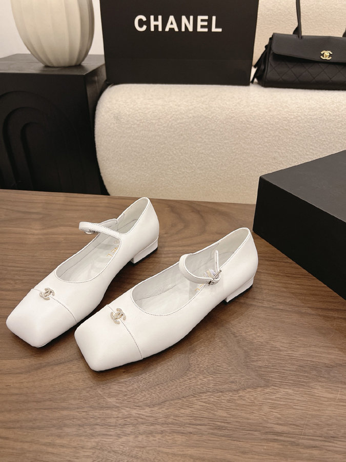 最高級シャネルスーパーコピー CHANEL 【シャネル】マリージェーン フラット シューズ スクエアトゥ ワンストラップ バックル CC ロゴ ピュア ホワイト シャネルビーチサンダル シャネル バレリーナ スクエアトゥ - 画像 (3)