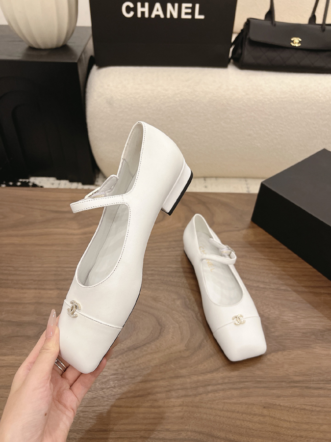 最高級シャネルスーパーコピー CHANEL 【シャネル】マリージェーン フラット シューズ スクエアトゥ ワンストラップ バックル CC ロゴ ピュア ホワイト シャネルビーチサンダル シャネル バレリーナ スクエアトゥ - 画像 (4)