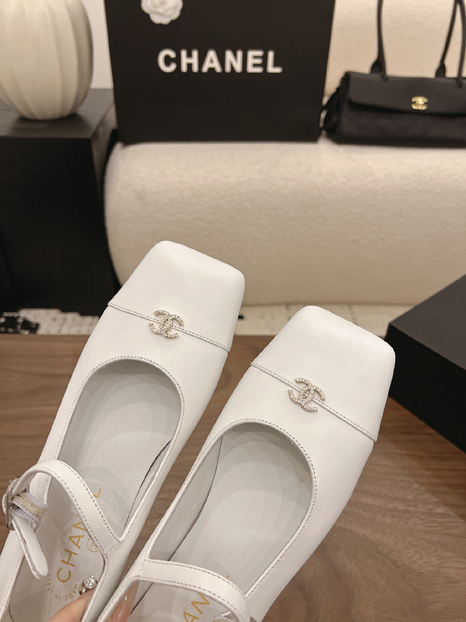 最高級シャネルスーパーコピー CHANEL 【シャネル】マリージェーン フラット シューズ スクエアトゥ ワンストラップ バックル CC ロゴ ピュア ホワイト シャネルビーチサンダル シャネル バレリーナ スクエアトゥ - 画像 (7)