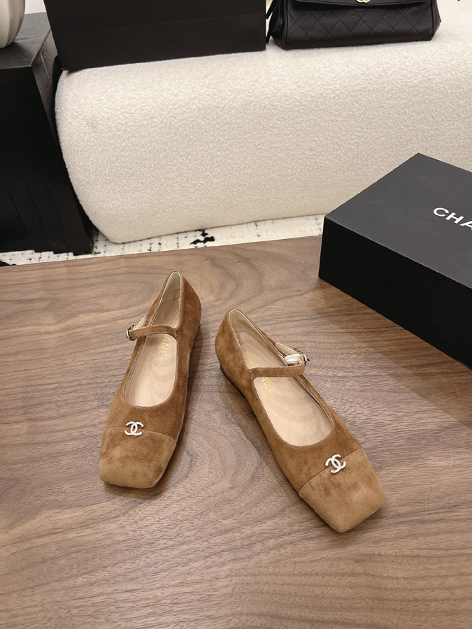 最高級シャネルスーパーコピー CHANEL 【シャネル】マリージェーン フラット シューズ スクエアトゥ ワンストラップ バックル CC ロゴ ミルクティーベージュ スエード シャネル風 サンダル シャネル バレリーナ フラット - 画像 (2)