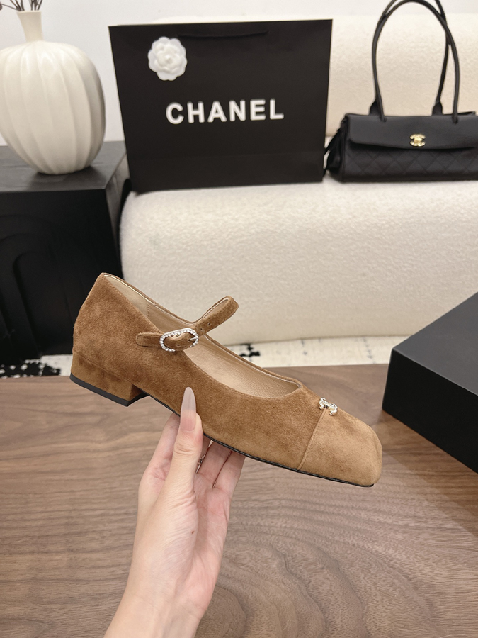 最高級シャネルスーパーコピー CHANEL 【シャネル】マリージェーン フラット シューズ スクエアトゥ ワンストラップ バックル CC ロゴ ミルクティーベージュ スエード シャネル風 サンダル シャネル バレリーナ フラット - 画像 (5)