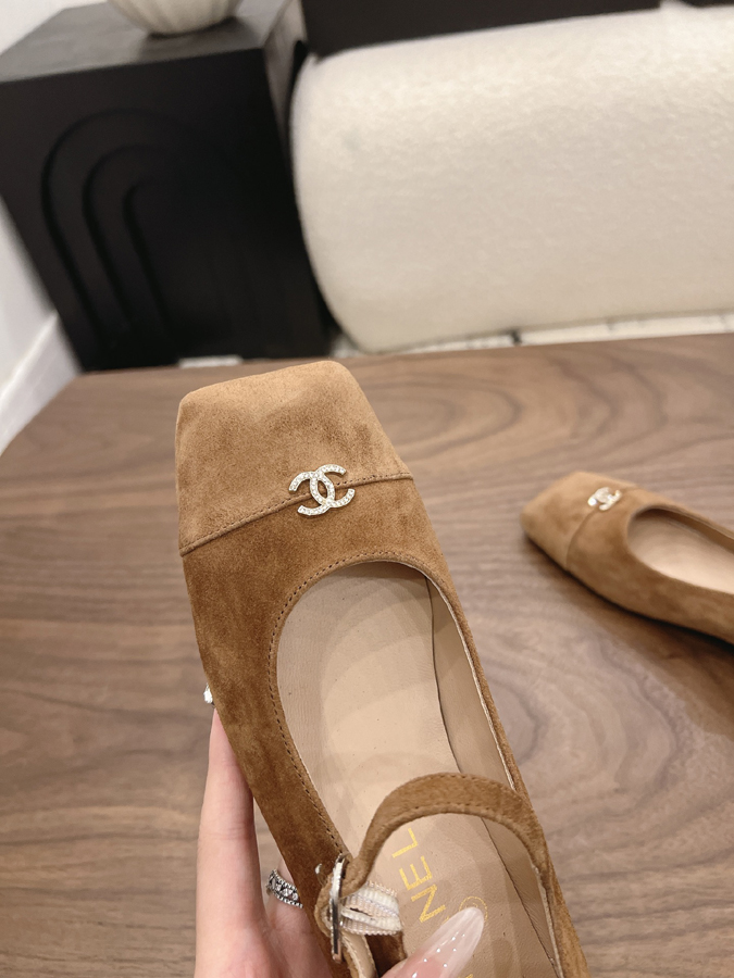 最高級シャネルスーパーコピー CHANEL 【シャネル】マリージェーン フラット シューズ スクエアトゥ ワンストラップ バックル CC ロゴ ミルクティーベージュ スエード シャネル風 サンダル シャネル バレリーナ フラット - 画像 (6)