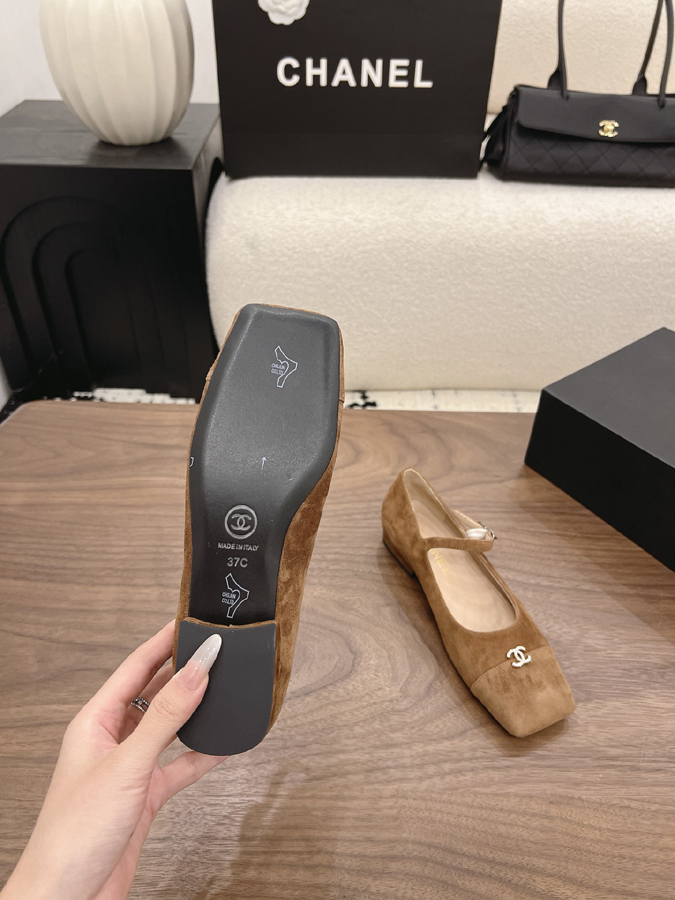 最高級シャネルスーパーコピー CHANEL 【シャネル】マリージェーン フラット シューズ スクエアトゥ ワンストラップ バックル CC ロゴ ミルクティーベージュ スエード シャネル風 サンダル シャネル バレリーナ フラット - 画像 (8)