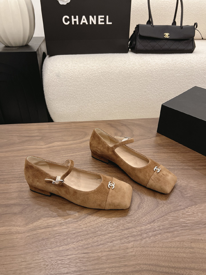 最高級シャネルスーパーコピー CHANEL 【シャネル】マリージェーン フラット シューズ スクエアトゥ ワンストラップ バックル CC ロゴ ミルクティーベージュ スエード シャネル風 サンダル シャネル バレリーナ フラット - 画像 (9)