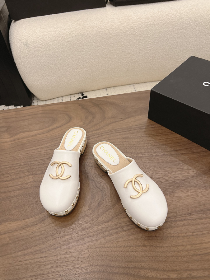 最高級シャネルスーパーコピー CHANEL 【シャネル】ダブルC パール スタッズ ミュール ホワイト レザー サンダル シャネルミュールコピー - 画像 (2)