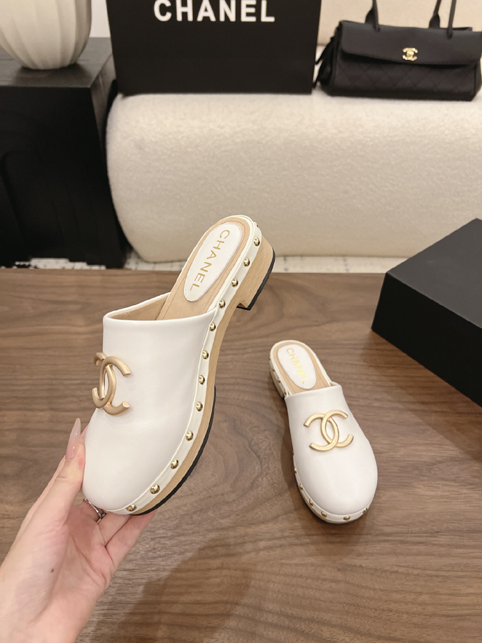 最高級シャネルスーパーコピー CHANEL 【シャネル】ダブルC パール スタッズ ミュール ホワイト レザー サンダル シャネルミュールコピー - 画像 (4)