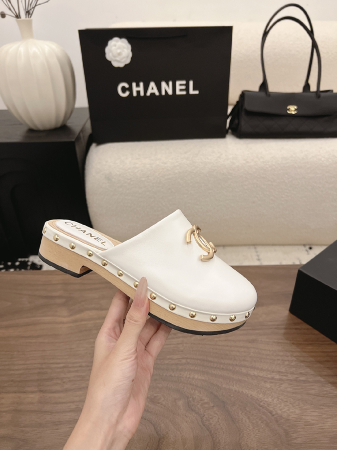 最高級シャネルスーパーコピー CHANEL 【シャネル】ダブルC パール スタッズ ミュール ホワイト レザー サンダル シャネルミュールコピー - 画像 (5)