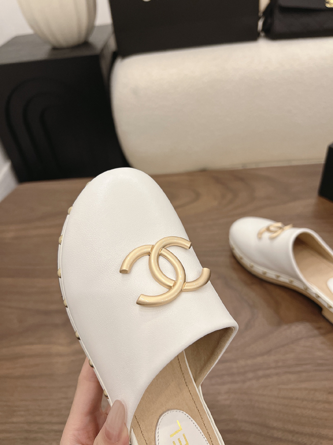 最高級シャネルスーパーコピー CHANEL 【シャネル】ダブルC パール スタッズ ミュール ホワイト レザー サンダル シャネルミュールコピー - 画像 (8)