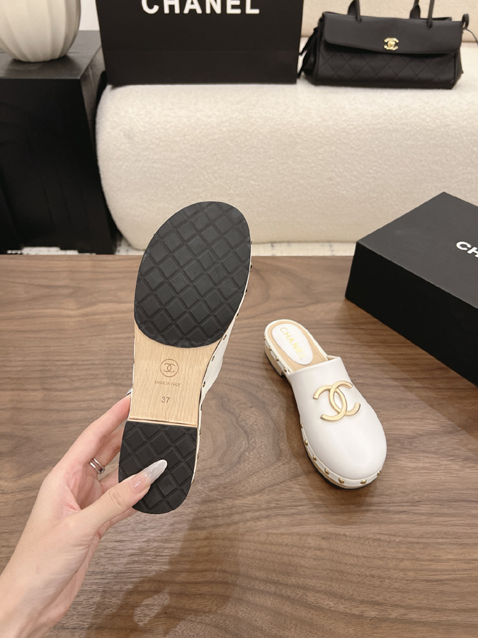 最高級シャネルスーパーコピー CHANEL 【シャネル】ダブルC パール スタッズ ミュール ホワイト レザー サンダル シャネルミュールコピー - 画像 (9)