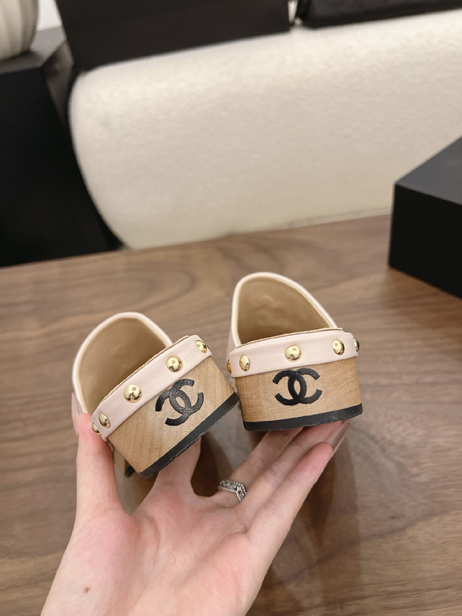 最高級シャネルスーパーコピー CHANEL 【シャネル】ダブルC パール スタッズ ミュール ライトピンク レザー サンダル シャネルミュール新作 - 画像 (9)