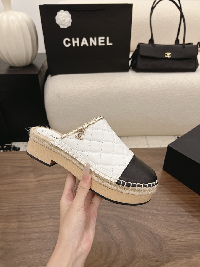 最高級シャネルスーパーコピー CHANEL【シャネル】キルティング チェーン エスパドリーユ ミュール 白黒 レザー サンダル シャネルミュール値段 - 画像 (4)