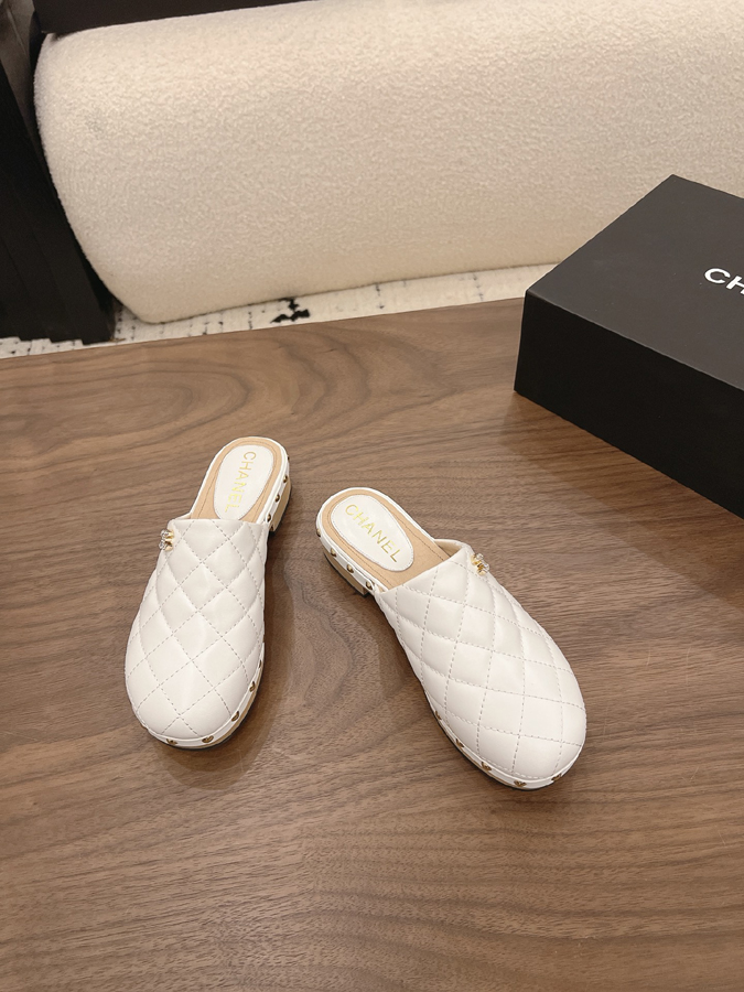 最高級シャネルスーパーコピー CHANEL【シャネル】キルティング パール スタッズ ミュール ホワイト レザー サンダル シャネル風 ミュール - 画像 (2)