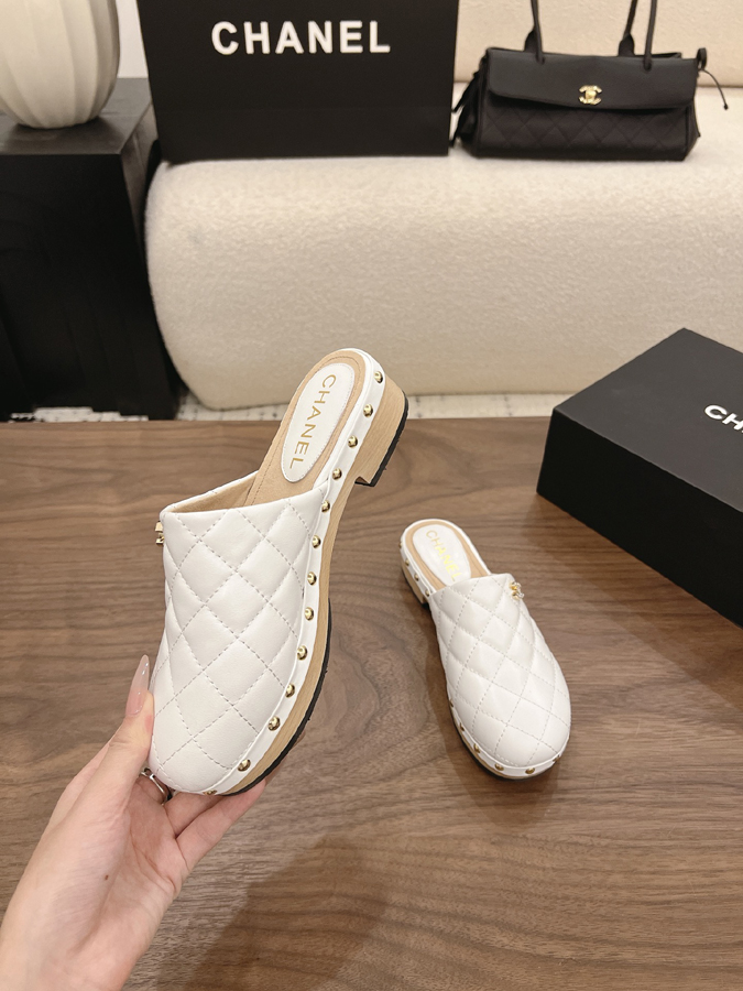 最高級シャネルスーパーコピー CHANEL【シャネル】キルティング パール スタッズ ミュール ホワイト レザー サンダル シャネル風 ミュール - 画像 (4)