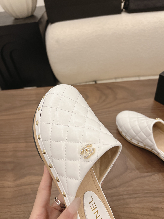 最高級シャネルスーパーコピー CHANEL【シャネル】キルティング パール スタッズ ミュール ホワイト レザー サンダル シャネル風 ミュール - 画像 (6)