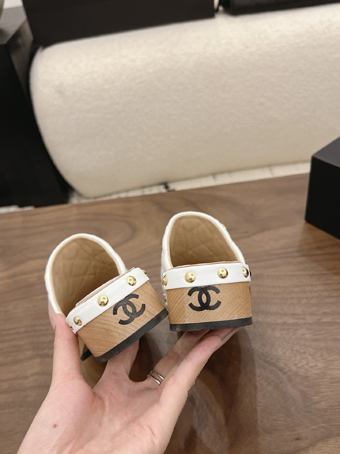 最高級シャネルスーパーコピー CHANEL【シャネル】キルティング パール スタッズ ミュール ホワイト レザー サンダル シャネル風 ミュール - 画像 (8)