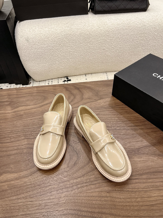 最高級シャネルスーパーコピー CHANELシャネル ローファー サンダル ダブルC バックル 装飾 厚底 光沢 カーフスキン エクリュ シャネルローファーコピー - 画像 (2)