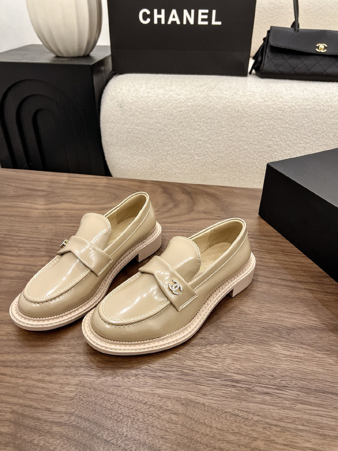 最高級シャネルスーパーコピー CHANELシャネル ローファー サンダル ダブルC バックル 装飾 厚底 光沢 カーフスキン エクリュ シャネルローファーコピー - 画像 (3)