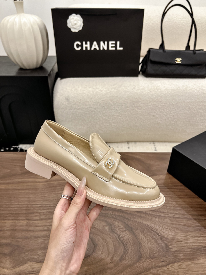最高級シャネルスーパーコピー CHANELシャネル ローファー サンダル ダブルC バックル 装飾 厚底 光沢 カーフスキン エクリュ シャネルローファーコピー - 画像 (5)