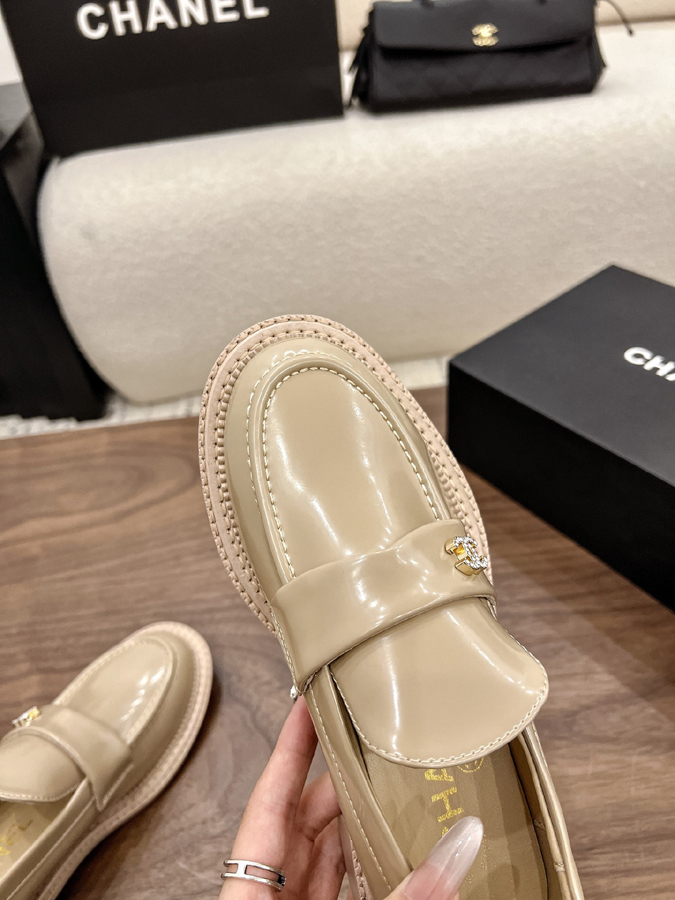 最高級シャネルスーパーコピー CHANELシャネル ローファー サンダル ダブルC バックル 装飾 厚底 光沢 カーフスキン エクリュ シャネルローファーコピー - 画像 (6)