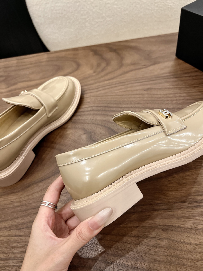 最高級シャネルスーパーコピー CHANELシャネル ローファー サンダル ダブルC バックル 装飾 厚底 光沢 カーフスキン エクリュ シャネルローファーコピー - 画像 (7)