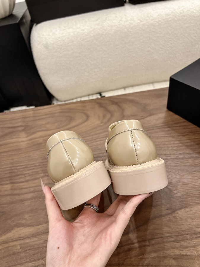 最高級シャネルスーパーコピー CHANELシャネル ローファー サンダル ダブルC バックル 装飾 厚底 光沢 カーフスキン エクリュ シャネルローファーコピー - 画像 (8)
