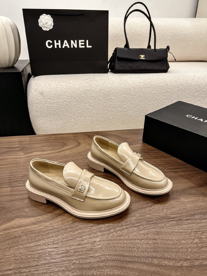 最高級シャネルスーパーコピー CHANELシャネル ローファー サンダル ダブルC バックル 装飾 厚底 光沢 カーフスキン エクリュ シャネルローファーコピー - 画像 (9)