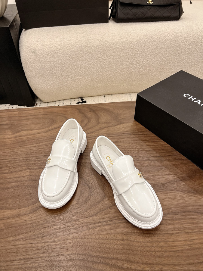 最高級シャネルスーパーコピー CHANELシャネル ローファー ダブルC ホワイト エナメル 厚底 レディース シャネル 靴 ローファー - 画像 (2)