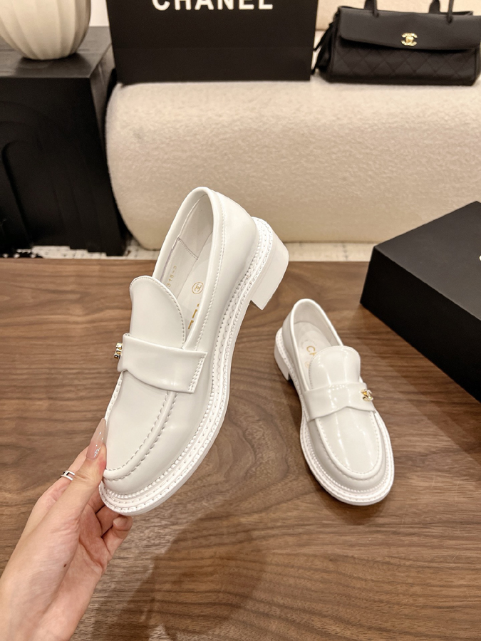 最高級シャネルスーパーコピー CHANELシャネル ローファー ダブルC ホワイト エナメル 厚底 レディース シャネル 靴 ローファー - 画像 (4)